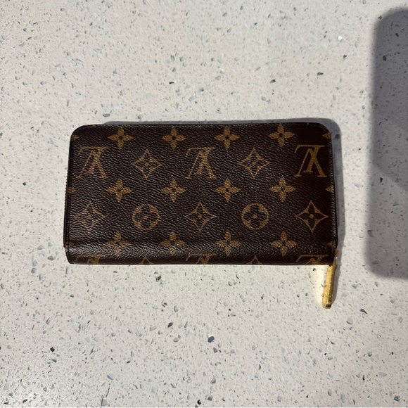 Louis Vuitton Zippy Wallet in Monogram - Picture 2 of 14